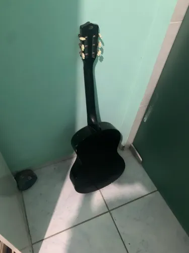 Vende-ser violão