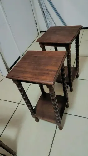Mesinhas laterais.