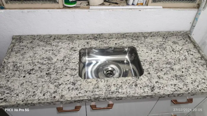 Vendo ou Troco Pia em Granito Arabesco (medidas 1.40x55cm)