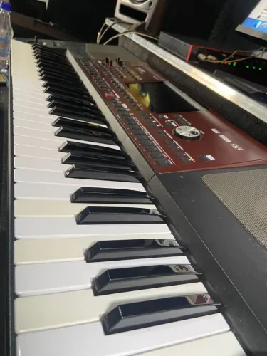 Vendo teclado Korg PA700 semi-novo.