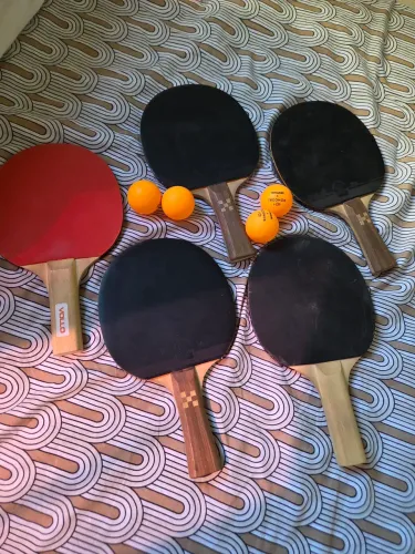Kit de tênis de mesa com 5 raquetes e 4 bolinhas<br>