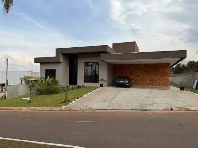 Casa de condomínio para venda tem 340 metros quadrados com 4 quartos