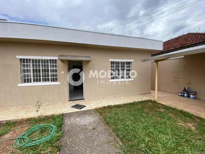 Casa residencial disponível para locação no bairro Martins.