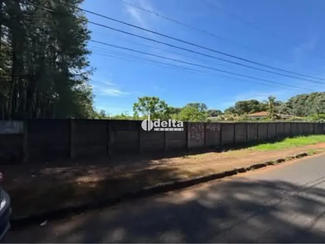 Terreno disponível para venda no bairro Mansões Aeroporto, em Uberlândia-MG.