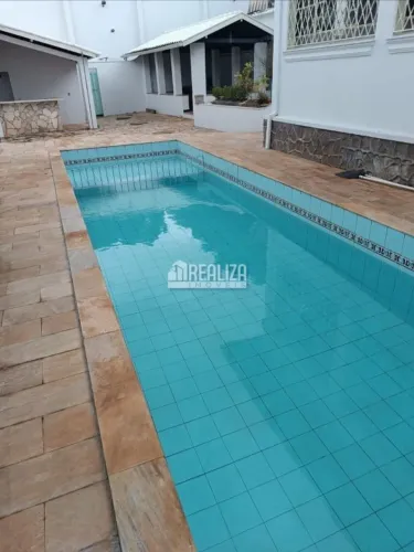 Casa com 5 Quarto(s) e 3 banheiro(s) para Alugar, 180 m² por R$ 4850 / Mês