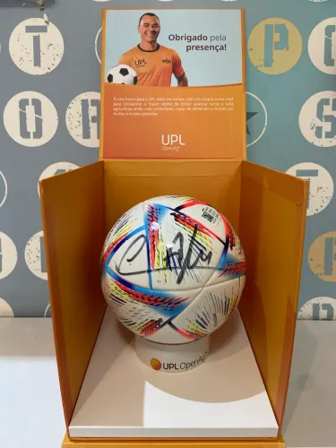 Bola futebol copa 2022 autografada pelo jogador Cafú seleção brasileira