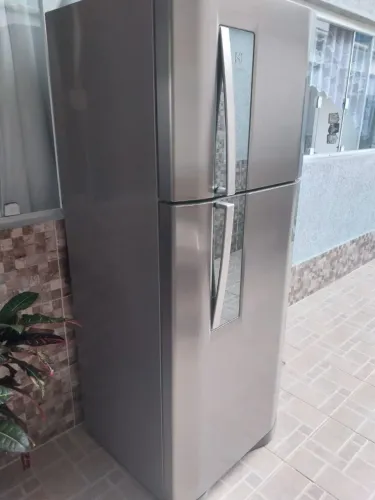 Geladeira com microfuros onde passa o gás