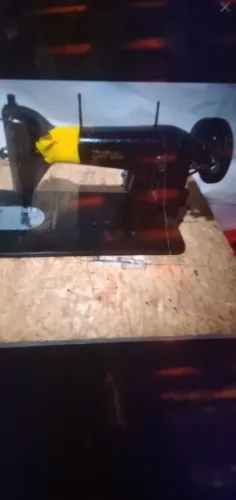 Maquina de costura doméstica funcionando normal