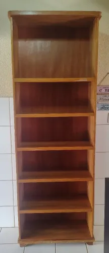 Estante para livros de madeira