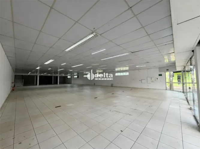 Loja disponível para locação no bairro Nossa Senhora Aparecida em Uberlândia-MG.