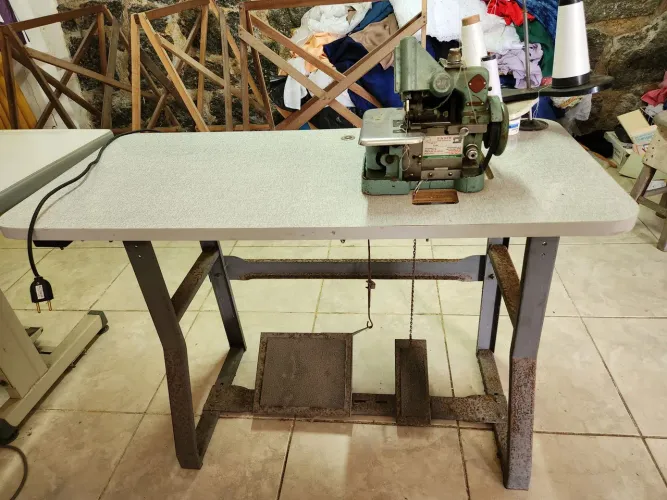 Máquina overlok com mesa semi industrial