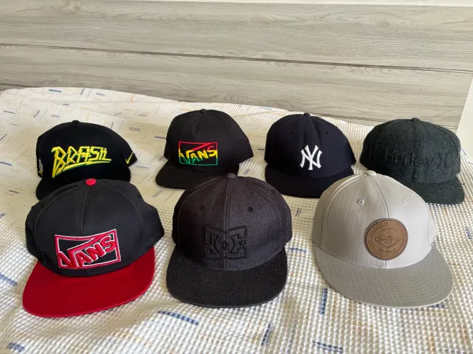 Bonés de aba reta originais em ótimo estado