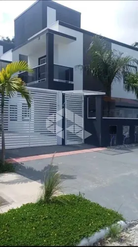 CASA SOBRADO EM CONDOMÍNIO À VENDA EM CANASVIEIRAS - REGIÃO NORTE DA ILHA