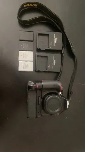 Nikon D3300 (Corpo) + Grip + 4 baterias + 2 carregadores