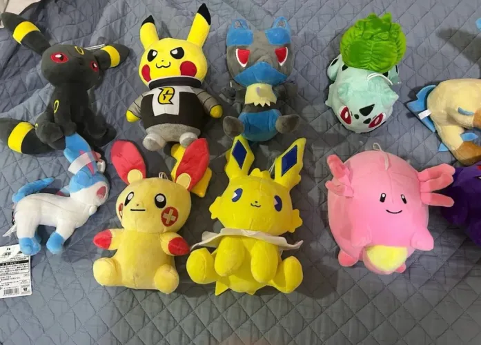 13 Pokémon + 9 pelúcias aleatório 