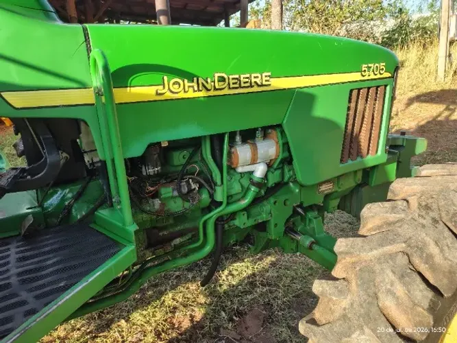 Trator John Deere 5705