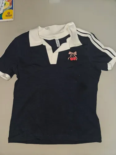 blusa tipo Polo preta e branca