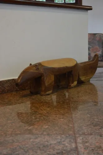Banco de tamanduá escupido em madeira