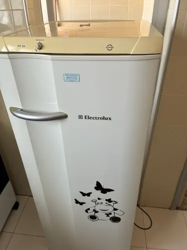 GELADEIRA ELECTROLUX RE26