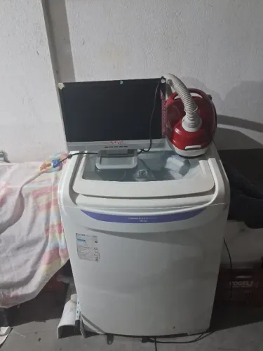 Vende-se, máquina de lavar Electrolux, aspirador de pó pequeno Britânia e monitor sansung.