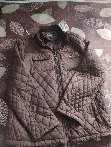 Jaqueta m camuflada marrom bem conservada usada duas vezes