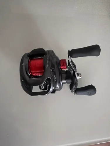 Carretilha Daiwa Tatula 100CTHS manivela esquerda