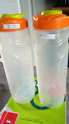 Duas jarras para água ou suco 1,5 1 é 10 reais ou 2 por 15