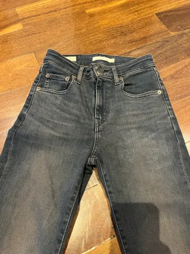 Calça Levis feminina com elastano 