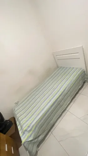 Cama solteirão em bloco de madeira