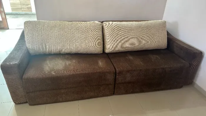 Sofá retrátil  - cor marrom e creme - converte em cama -RETIRADA EM MAOS EM OURO BRANCO MG