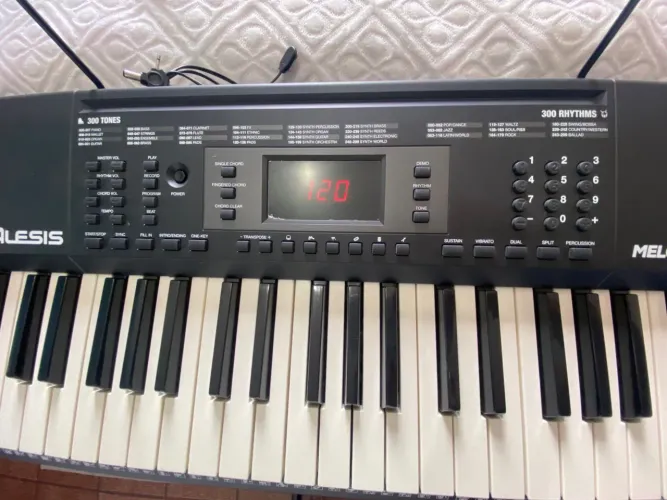 Teclado Alesis Melody 61 MK2 Completo (Banco + Microfone + Cabos) - Excelente