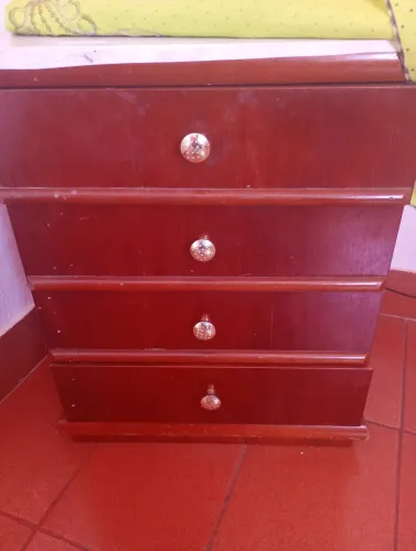 Vendo este criado mudo de sucupira ótimo estado