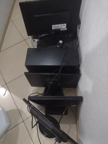 Estou estou vendendo quatro monitores e CPU e teclado e mouse