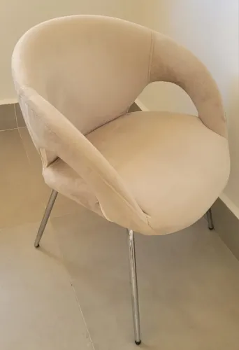 Poltrona linda, estilosa, super confortável e ocupa pouco espaço. na cor areia ou preta