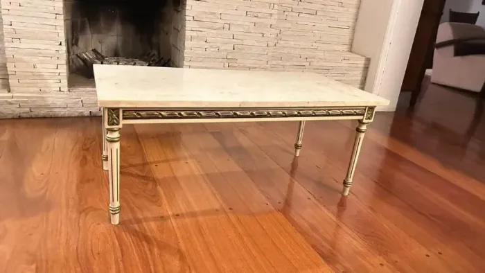 Mesa de Centro Neoclássica - Mármore Crema e Folheação a Ouro