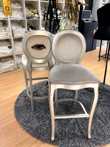 BANQUETAS ALTAS ESTOFADAS EM SUEDE BEGE
