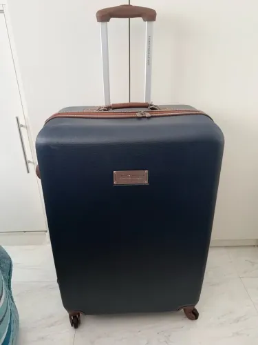 Vendo linda mala seminova de viagem rígida da Tommy Hilfiger