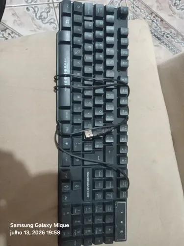 Teclado Gamer com fio com uns pequenos defeitinhos mais funcionando perfeitamente 