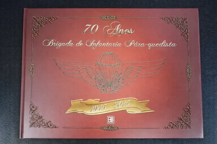 Livro de imagens Brigada Paraquedista - 70 anos