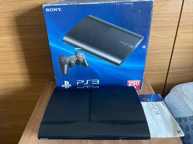 PS3 Super Slim 250GB com caixa (não funciona)