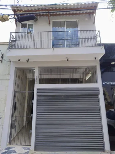 Prédio Comercial e residencial com três andares Prédio Comercial e residencial com três an