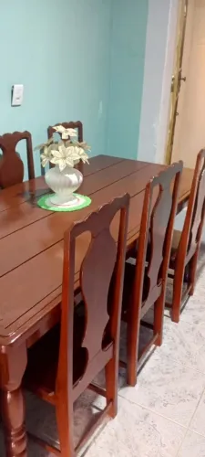 Mesa de jantar rústica de madeira.