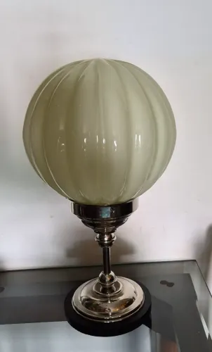 ART deco Luminária de mesa base madeira com metal com cúpula opalina bege belíssima 