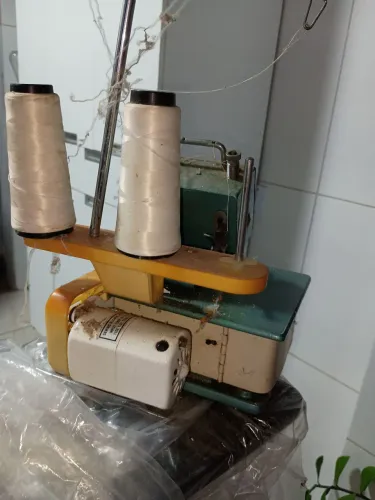 Máquina de costura orveloque semi industrial em perfeito estado de conservação 
