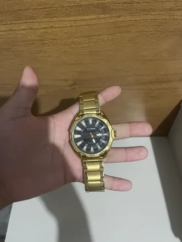 Relógio mondaine dourado