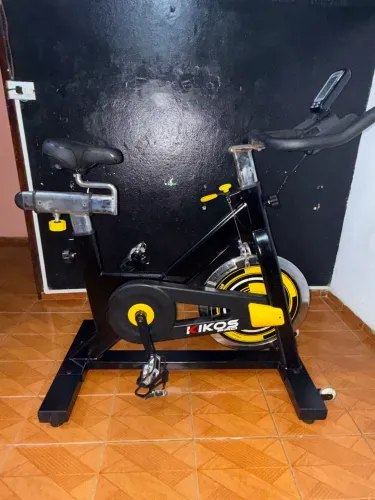 BICICLETA SPINNING KIKOS F9 RODA DE INÉRCIA 18KG