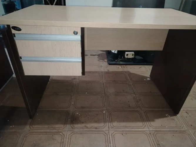 Mesa e armário de escritório 