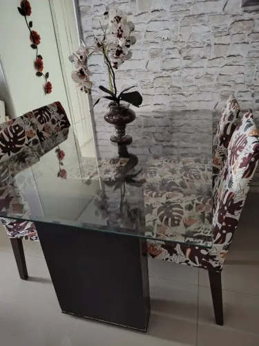 Mesa de vidro + 4 cadeiras 1 l x 1,5 cp