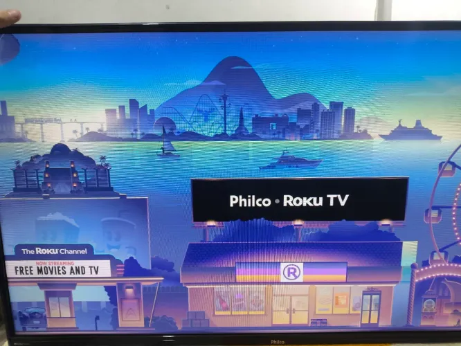 Tv PHILCO ROKU 42" com linha na tela