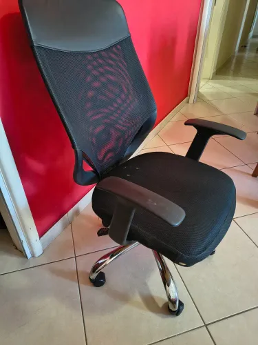 Cadeira de escritório courino.